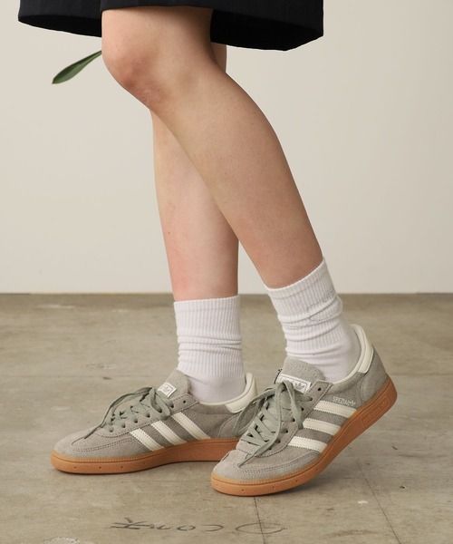 adidas(アディダス)の「adidas/アディダス HANDBALL SPEZIAL W スニーカー(スニーカー・メンズ・グレー/ブラウン/ベージュ/ネイビー/ホワイト×ブラック/レッド・23/23.5/24/24.5/25/26/26.5/27/27.5/28/22/22.5)」の3枚目の写真