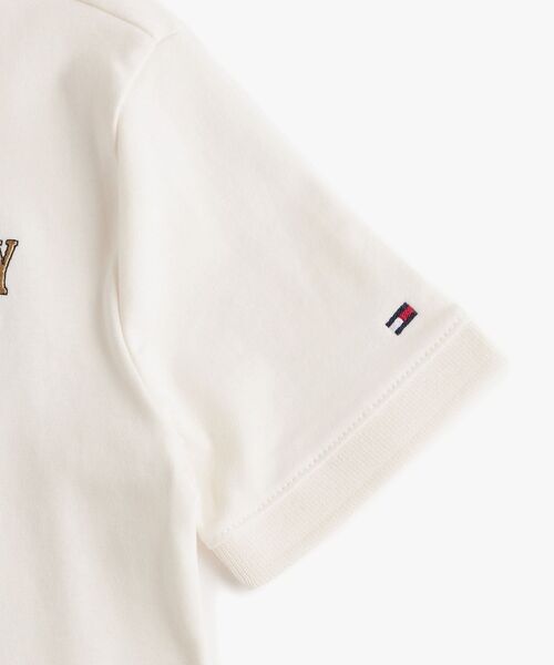 TOMMY HILFIGER（トミーヒルフィガー）の「BOYS ゴールドグラフィックポロシャツ（ポロシャツ・キッズ・ホワイト・140cm/150cm/160cm/130cm）」の4枚目の写真