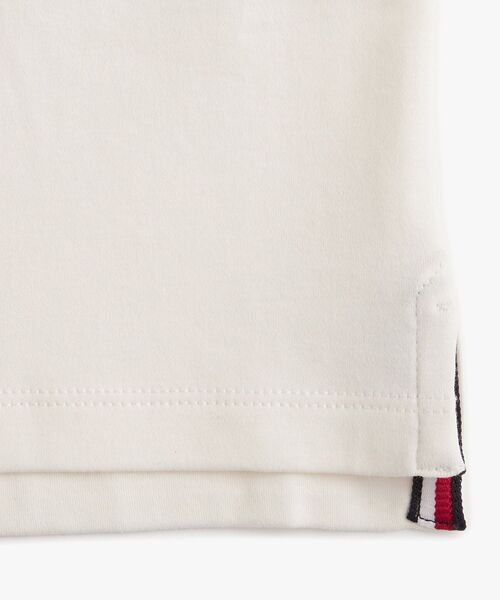 TOMMY HILFIGER（トミーヒルフィガー）の「BOYS ゴールドグラフィックポロシャツ（ポロシャツ・キッズ・ホワイト・140cm/150cm/160cm/130cm）」の5枚目の写真