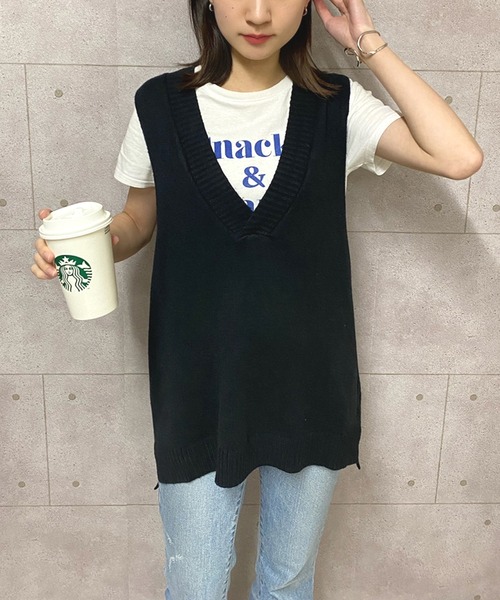 NANEA(ナネア)の「サイドスリットVネックニットベスト(ベスト・レディース・ホワイト/ブラック/グレー/ブラウン・フリー)」の22枚目の写真
