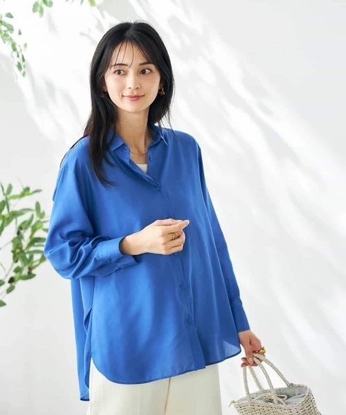 a.v.v（アーヴェヴェ）の「【洗える/イージーケア/接触冷感/毛玉になりにくい/雑誌InRed(宝島社)5月号掲載】バックタックシアーシャツ（シャツ/ブラウス・レディース・ベージュ/ホワイト/チャコールグレー/ブルー/クリーム・34/38/36/40/42）」の5枚目の写真