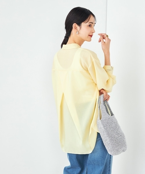 a.v.v（アーヴェヴェ）の「【洗える/イージーケア/接触冷感/毛玉になりにくい/雑誌InRed(宝島社)5月号掲載】バックタックシアーシャツ（シャツ/ブラウス・レディース・ベージュ/ホワイト/チャコールグレー/ブルー/クリーム・34/38/36/40/42）」の4枚目の写真