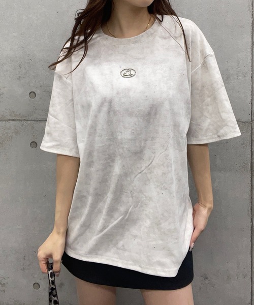 ROGER AND RAW（ロジャーアンドロウ）の「プレート付きラメビックTシャツ（Tシャツ/カットソー・レディース・ホワイト/ブラック/ピンク・LARGE/MEDIUM/SMALL）」の2枚目の写真