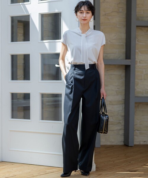 23区 L(ニジュウサンクオオキイサイズ)の「【洗える】レーヨンポリエステルストレッチ ボウタイ ニット(ニット/セーター・レディース・ベージュ系/ライトグレー系/ブラック系・44/46)」の4枚目の写真