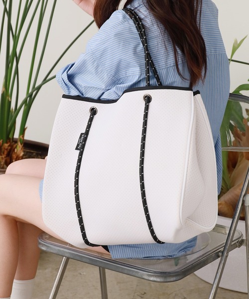 Willow Bay(ウィローベイ)の「Willow Bay/ウィローベイ Daydreamer Neoprene Tote Bag トートバッグ 軽量 秋物 秋服 2026年秋冬(トートバッグ・レディース・ブラック系2/ブラック系1/ホワイト系2/ホワイト系1/ライトグレー/チャコール/カーキ系2/カーキ系1・FREE)」の2枚目の写真