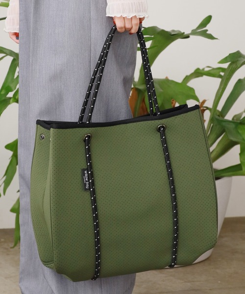 Willow Bay(ウィローベイ)の「Willow Bay/ウィローベイ Daydreamer Neoprene Tote Bag トートバッグ 軽量 秋物 秋服 2026年秋冬(トートバッグ・レディース・ブラック系2/ブラック系1/ホワイト系2/ホワイト系1/ライトグレー/チャコール/カーキ系2/カーキ系1・FREE)」の1枚目の写真