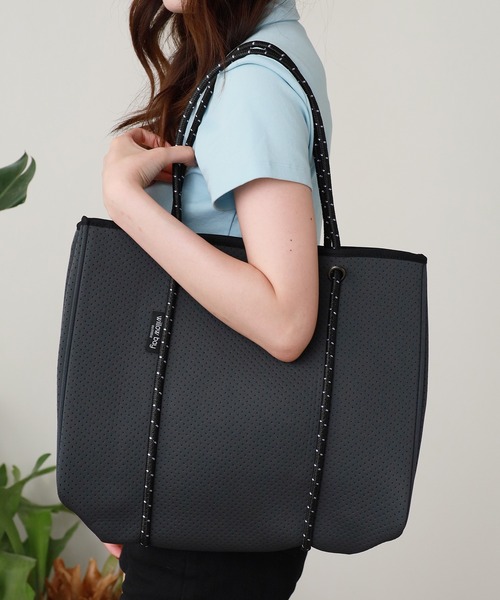 Willow Bay(ウィローベイ)の「Willow Bay/ウィローベイ Daydreamer Neoprene Tote Bag トートバッグ 軽量 秋物 秋服 2026年秋冬(トートバッグ・レディース・ブラック系2/ブラック系1/ホワイト系2/ホワイト系1/ライトグレー/チャコール/カーキ系2/カーキ系1・FREE)」の7枚目の写真
