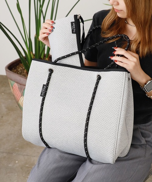 Willow Bay(ウィローベイ)の「Willow Bay/ウィローベイ Daydreamer Neoprene Tote Bag トートバッグ 軽量 秋物 秋服 2026年秋冬(トートバッグ・レディース・ブラック系2/ブラック系1/ホワイト系2/ホワイト系1/ライトグレー/チャコール/カーキ系2/カーキ系1・FREE)」の19枚目の写真