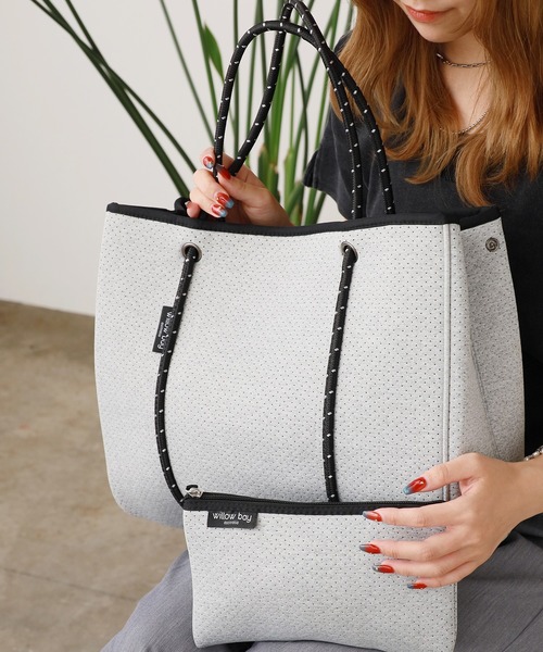 Willow Bay(ウィローベイ)の「Willow Bay/ウィローベイ Daydreamer Neoprene Tote Bag トートバッグ 軽量 秋物 秋服 2026年秋冬(トートバッグ・レディース・ブラック系2/ブラック系1/ホワイト系2/ホワイト系1/ライトグレー/チャコール/カーキ系2/カーキ系1・FREE)」の20枚目の写真