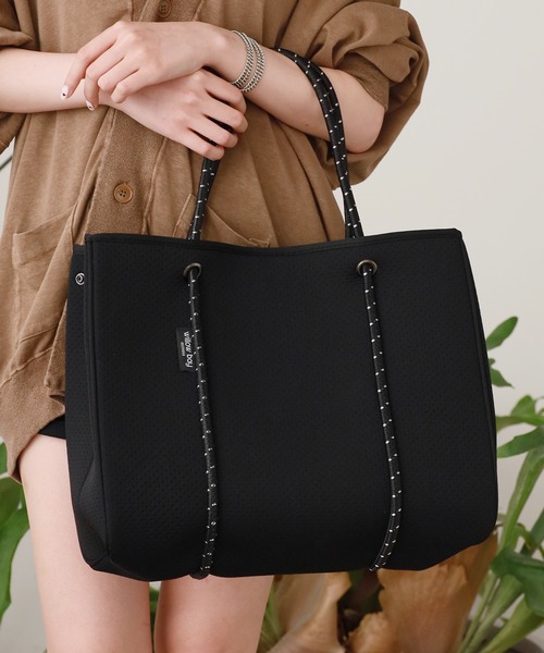 Willow Bay(ウィローベイ)の「Willow Bay/ウィローベイ Daydreamer Neoprene Tote Bag トートバッグ 軽量 秋物 秋服 2026年秋冬(トートバッグ・レディース・ブラック系2/ブラック系1/ホワイト系2/ホワイト系1/ライトグレー/チャコール/カーキ系2/カーキ系1・FREE)」の15枚目の写真