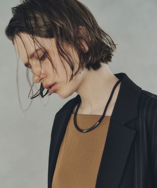 YECCA VECCA（イェッカヴェッカ）の「アーチラインコードネックレス（ネックレス・レディース・ゴールド/ブラック・FREE）」の3枚目の写真