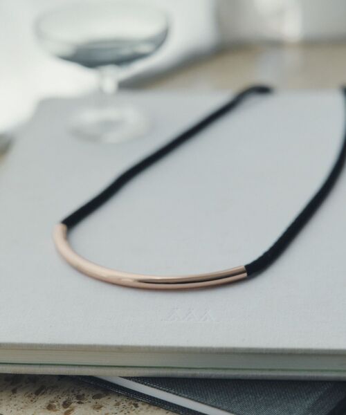 YECCA VECCA（イェッカヴェッカ）の「アーチラインコードネックレス（ネックレス・レディース・ゴールド/ブラック・FREE）」の8枚目の写真