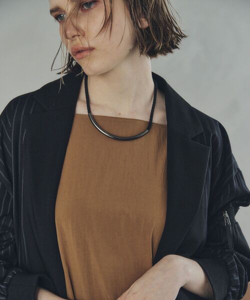 YECCA VECCA（イェッカヴェッカ）の「アーチラインコードネックレス（ネックレス・レディース・ゴールド/ブラック・FREE）」の4枚目の写真