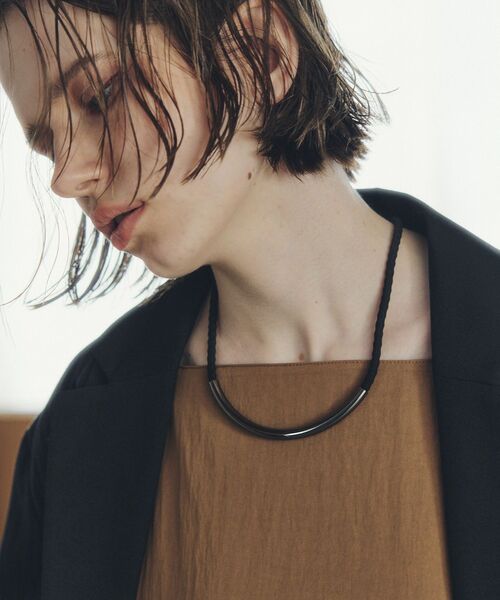 YECCA VECCA（イェッカヴェッカ）の「アーチラインコードネックレス（ネックレス・レディース・ゴールド/ブラック・FREE）」の5枚目の写真