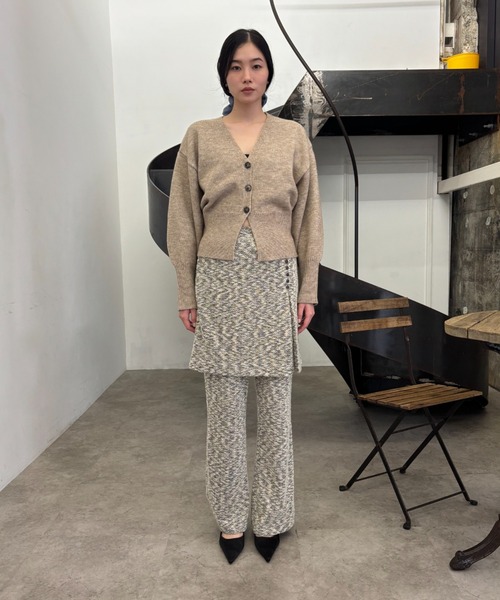 FUULLY STUDIO(フーリィーステューディオ)の「アルパカタッチVネックカーディガン(カーディガン/ボレロ・レディース・ブラック/ベージュ/ブルー・FREE)」の15枚目の写真