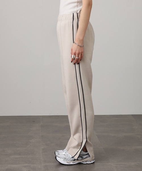 OMNES(オムネス)の「ダンボールニットスリット付きライントラックパンツ(その他パンツ・レディース・グリーン/ベージュ/ブラック・L/M)」の18枚目の写真