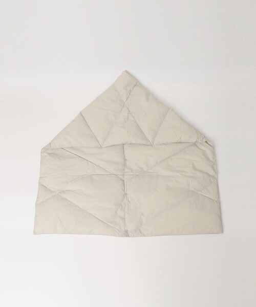 NANGA（ナンガ）の「NANGA:〈手洗い可能〉ダウン ポンチョ マフラー（ストール/ショール・レディース・ブラック/オフホワイト・ONE SIZE）」の3枚目の写真