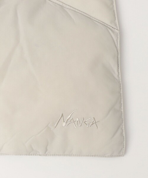 NANGA（ナンガ）の「NANGA:〈手洗い可能〉ダウン ポンチョ マフラー（ストール/ショール・レディース・ブラック/オフホワイト・ONE SIZE）」の4枚目の写真