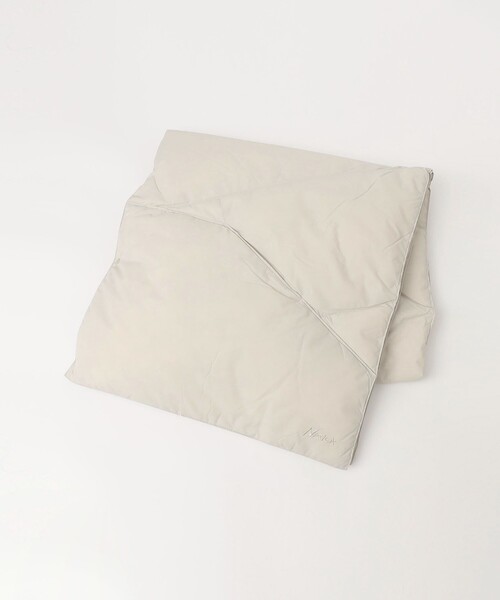 NANGA（ナンガ）の「NANGA:〈手洗い可能〉ダウン ポンチョ マフラー（ストール/ショール・レディース・ブラック/オフホワイト・ONE SIZE）」の6枚目の写真