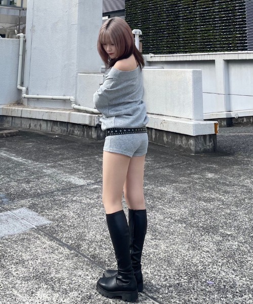 .KOM（ドットコム）の「A'GEM/9 × .kom 『.KOM/ドットケーオーエム』 サイドスタッズショートパンツ/（スウェットパンツ・レディース・グレー・FREE）」の10枚目の写真