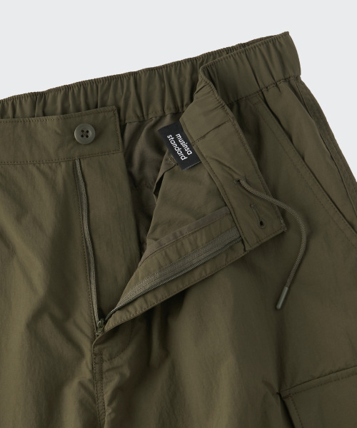 MUSINSA STANDARD（ムシンサスタンダード）の「ナイロンワイドシェアリングカーゴパンツ[オリーブ]（その他パンツ・メンズ・その他・26/28/30/32/34/36/38/40/42）」の4枚目の写真