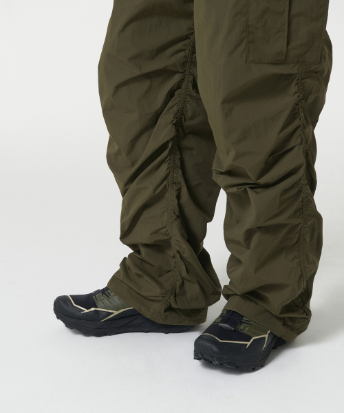 MUSINSA STANDARD（ムシンサスタンダード）の「ナイロンワイドシェアリングカーゴパンツ[オリーブ]（その他パンツ・メンズ・その他・26/28/30/32/34/36/38/40/42）」の9枚目の写真