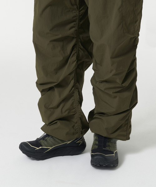 MUSINSA STANDARD（ムシンサスタンダード）の「ナイロンワイドシェアリングカーゴパンツ[オリーブ]（その他パンツ・メンズ・その他・26/28/30/32/34/36/38/40/42）」の10枚目の写真