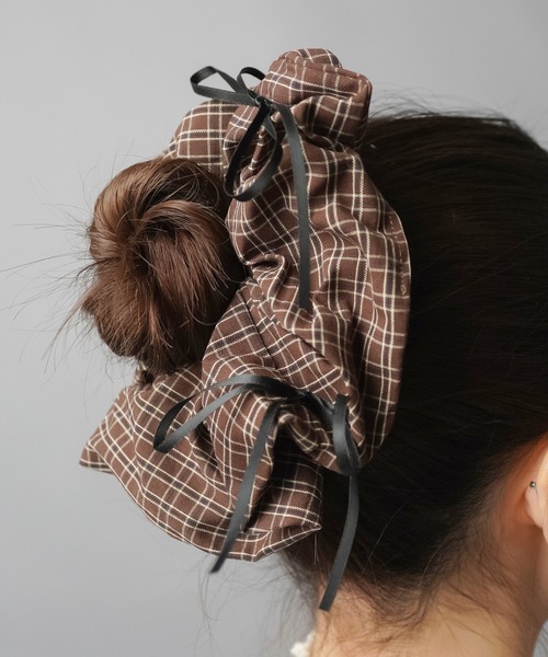 SPINNS（スピンズ）の「チェックシュシュ/ブラックリボン（シュシュ・レディース・ブラック/ブラウン・ONESIZE）」の2枚目の写真