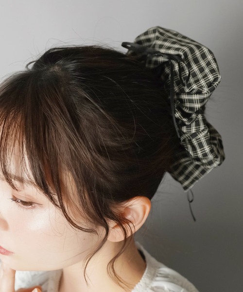 SPINNS(スピンズ)の「チェックシュシュ/ブラックリボン(シュシュ・レディース・ブラウン/ブラック・ONESIZE)」の7枚目の写真