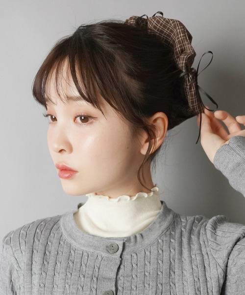 SPINNS(スピンズ)の「チェックシュシュ/ブラックリボン(シュシュ・レディース・ブラウン/ブラック・ONESIZE)」の9枚目の写真