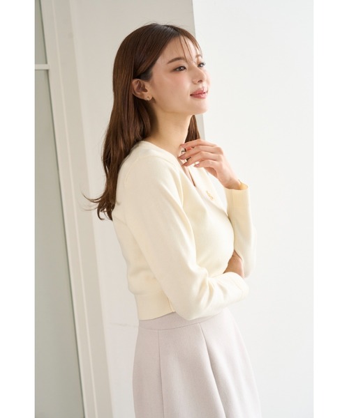 SNIDEL（スナイデル）の「ブローチ付きニットプルオーバー（ニット/セーター・レディース・グレー/イエロー/アイボリー/その他・F）」の6枚目の写真