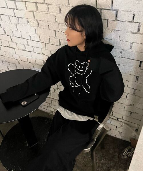 GRAVER（グレーバー）の「[ユニセックス]ビッグラインベアスマイルフードパーカー_グレー（パーカー・レディース・ブラック・SMALL/MEDIUM/LARGE）」の5枚目の写真