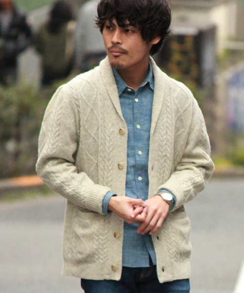 JOURNAL STANDARD（ジャーナルスタンダード）の「シェットランドケーブルショールカーディガン#（カーディガン/ボレロ・メンズ・アイボリー/キャメル/グリーン/コバルトブルー/チャコールグレー・LARGE/MEDIUM）」の2枚目の写真