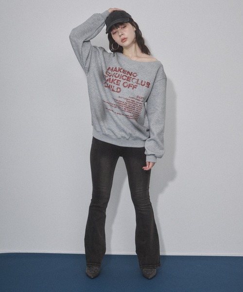 ENVYM（アンビー）の「オフショルプリントスウェットトップス（スウェット・レディース・グレー/ネイビー/ブラック・FREE）」の4枚目の写真