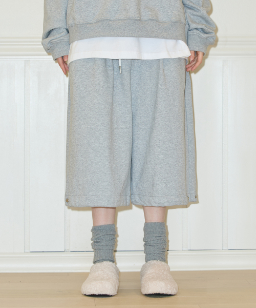 FEIHEI（フェイヘイ）の「LOVE’S HANDCUFFS バermuda スウェットパンツ グレー（その他パンツ・レディース・グレー・SMALL/MEDIUM）」の2枚目の写真