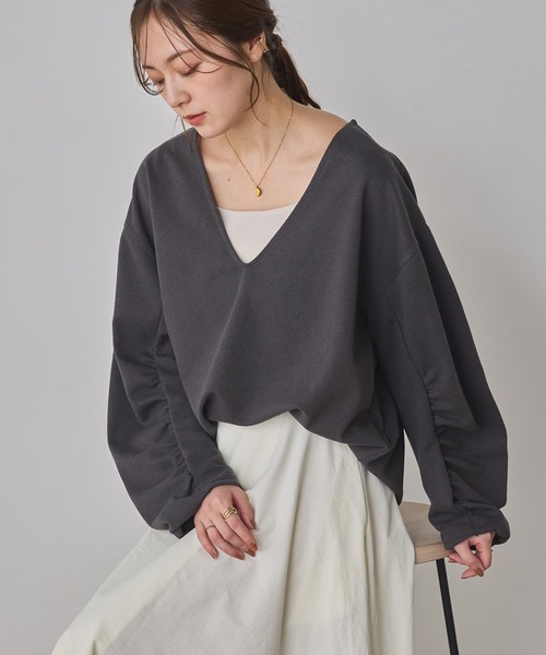 hunch(ハンチ)の「ブークレ 深Vネック ボリュームスリーブトップス(Tシャツ/カットソー・レディース・ライム/オフホワイト/チャコール・FREE)」の2枚目の写真