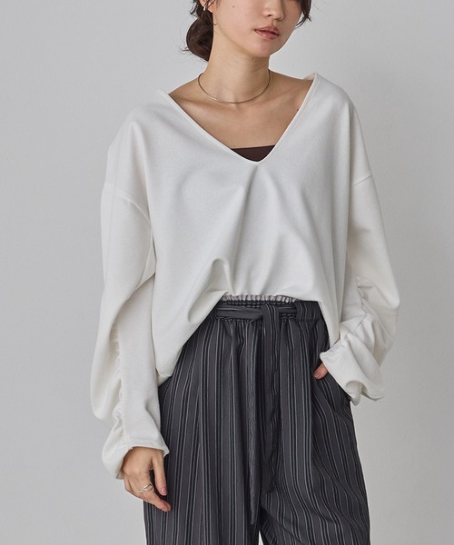 hunch(ハンチ)の「ブークレ 深Vネック ボリュームスリーブトップス(Tシャツ/カットソー・レディース・ライム/オフホワイト/チャコール・FREE)」の4枚目の写真