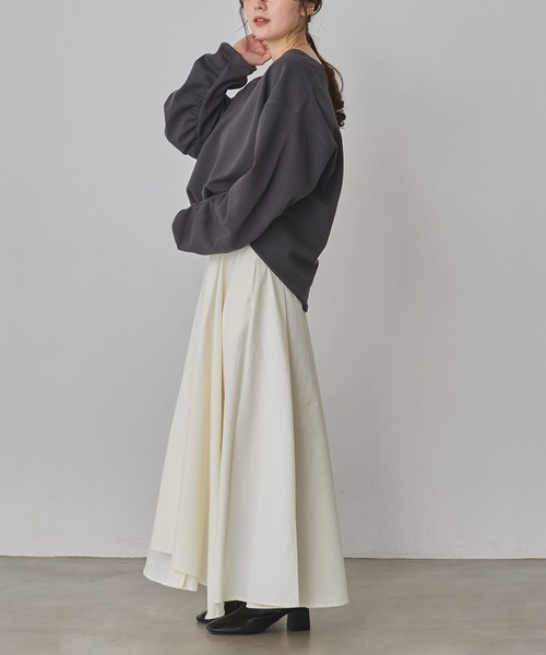 hunch(ハンチ)の「ブークレ 深Vネック ボリュームスリーブトップス(Tシャツ/カットソー・レディース・ライム/オフホワイト/チャコール・FREE)」の21枚目の写真