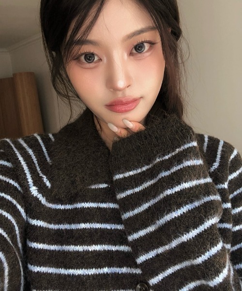 anyonemore（エニワンモア）の「ボーダー柄ペンダント襟付きニットカーディガン（カーディガン/ボレロ・レディース・ブラウン・FREE）」の2枚目の写真