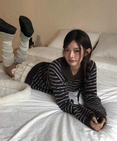 anyonemore（エニワンモア）の「ボーダー柄ペンダント襟付きニットカーディガン（カーディガン/ボレロ・レディース・ブラウン・FREE）」の6枚目の写真