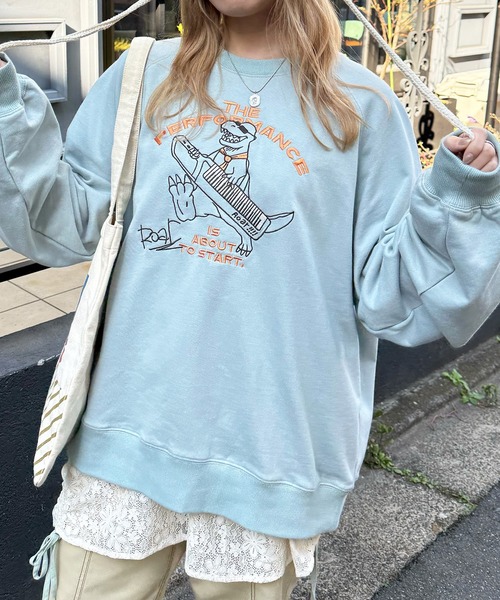 DOUBLE NAME（ダブルネーム）の「セッションしたい恐竜刺しゅうプルオーバー（Tシャツ/カットソー・レディース・オフホワイト/ブルー/パープル・FREE）」の2枚目の写真