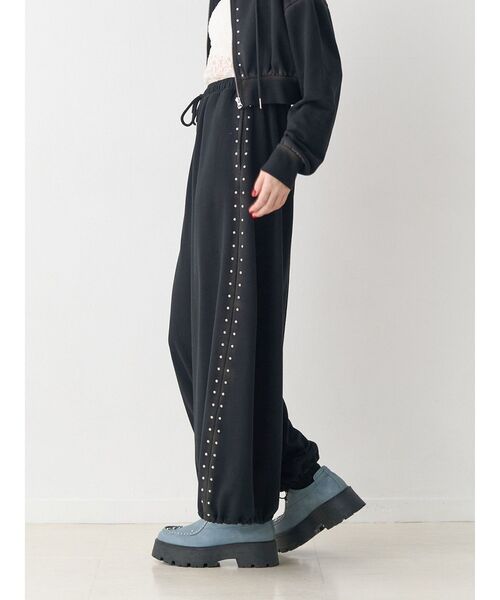 jouetie（ジュエティ）の「バレルレッグルーズスタッズスウェットパンツ【セットアップ対応】（スウェットパンツ・レディース・グレー/ブラック・MEDIUM）」の2枚目の写真