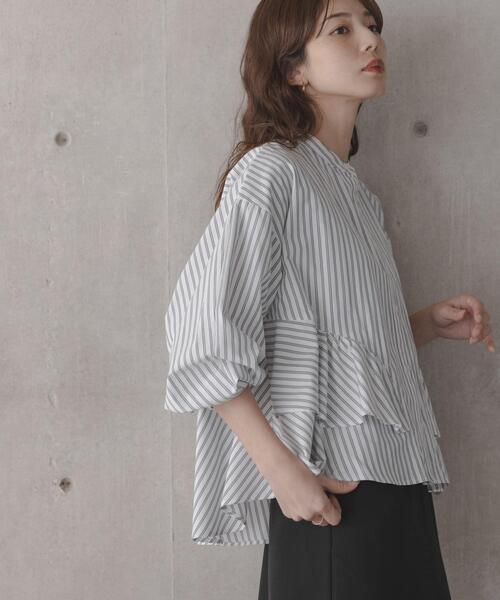 URBAN RESEARCH Sonny Label(アーバンリサーチサニーレーベル)の「『WEB限定』バンドカラーフリルストライプシャツ(シャツ/ブラウス・レディース・ホワイト系その他/ブルー系その他/ブラウン系その他・FREE)」の2枚目の写真