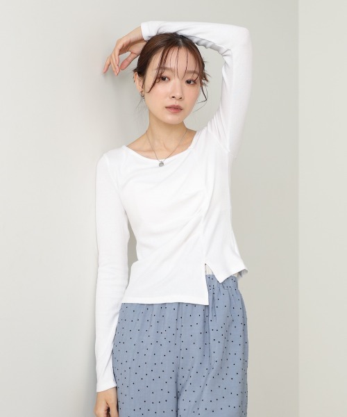 Bab(バブ)の「変形ネックトップス(Tシャツ/カットソー・レディース・ブラック/ブラウン/ホワイト/グレー・FREE)」の2枚目の写真