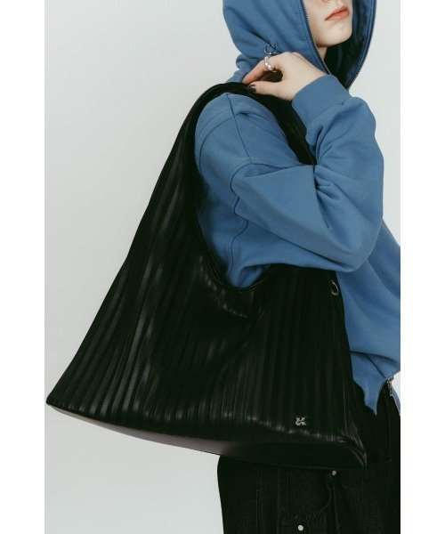 Knuth Marf（クヌースマーフ）の「leather pleats bag（トートバッグ・レディース・シルバー/ブラック・ONE SIZE）」の2枚目の写真
