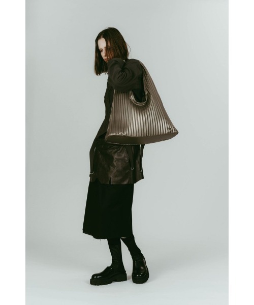 Knuth Marf（クヌースマーフ）の「leather pleats bag（トートバッグ・レディース・シルバー/ブラック・ONE SIZE）」の19枚目の写真