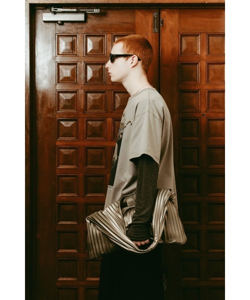 Knuth Marf（クヌースマーフ）の「leather pleats bag（トートバッグ・レディース・シルバー/ブラック・ONE SIZE）」の3枚目の写真