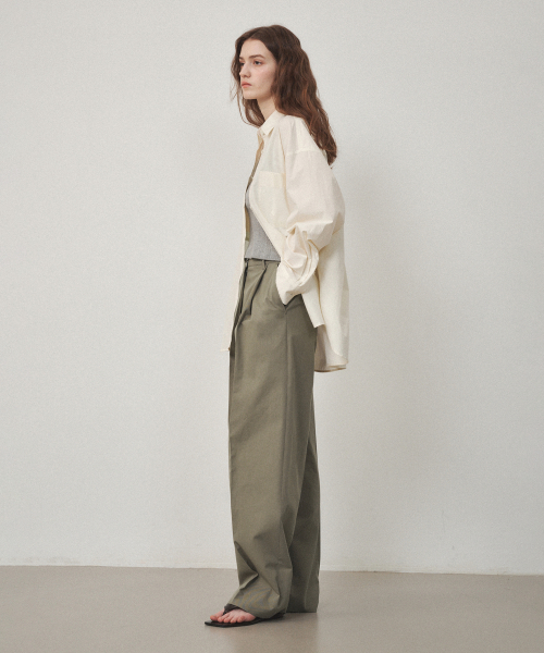OSTKAKA（オストカーカ）の「ワンタックワイドチノパンツカーキ（その他パンツ・レディース・その他・SMALL/MEDIUM/LARGE）」の4枚目の写真