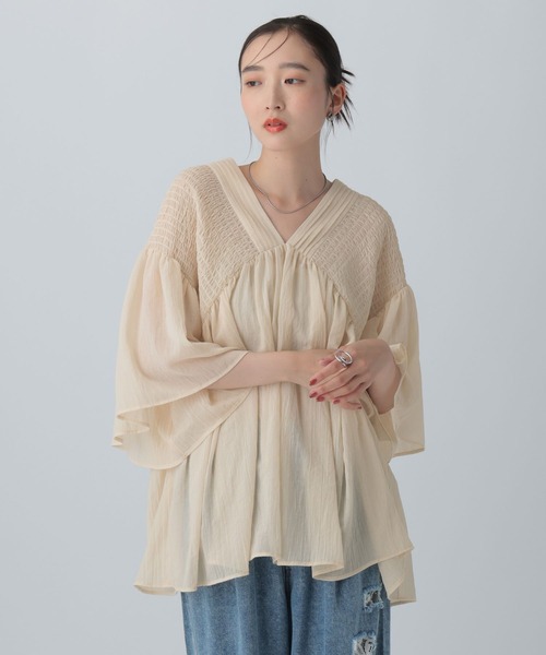LEPSIM(レプシィム)の「たっぷりシャーリング5分袖ブラウス 639532(シャツ/ブラウス・レディース・ライトブルー/ブラック/レッド/ナチュラル/ブルー/アイボリー・FREE)」の2枚目の写真