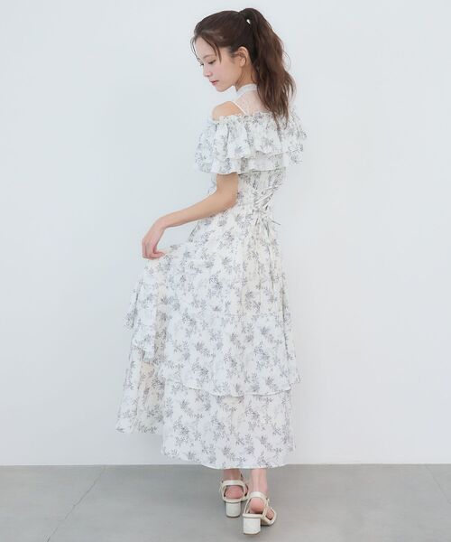 MAJESTIC LEGON(マジェスティックレゴン)の「ウエストきゅっとオフショルワンピ(ワンピース・レディース・ブルー系その他2/グレー系その他/ホワイト系その他2・MEDIUM/SMALL)」の2枚目の写真